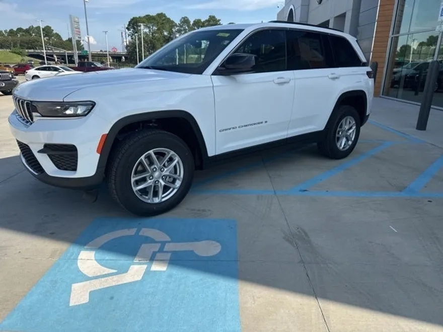 2025 Jeep Grand Cherokee Laredo photo 1