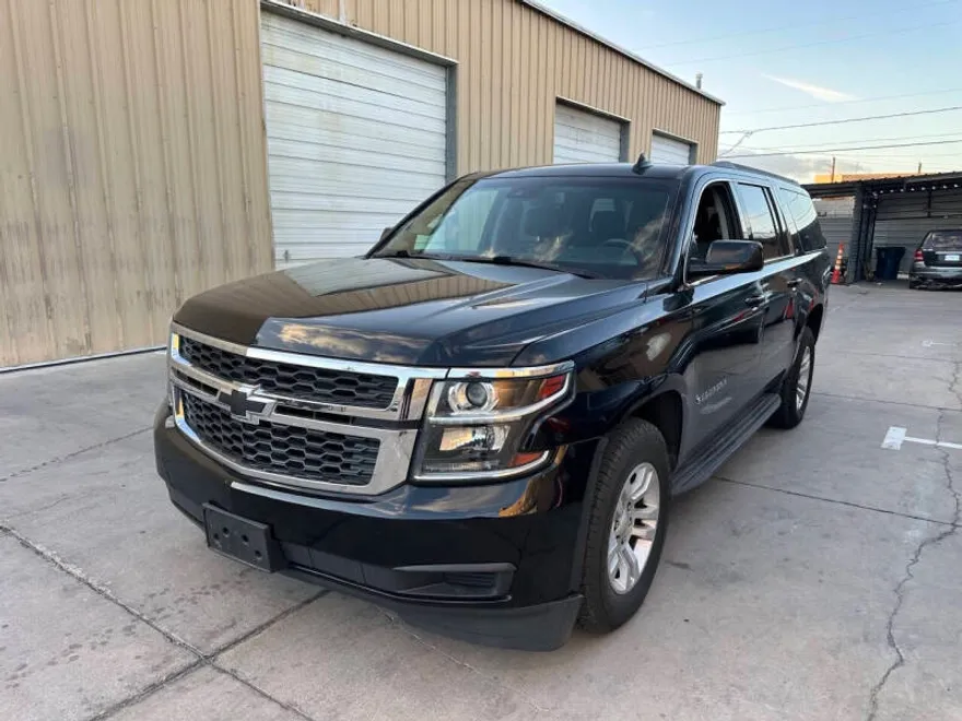 2018 Chevrolet Suburban LT photo 1