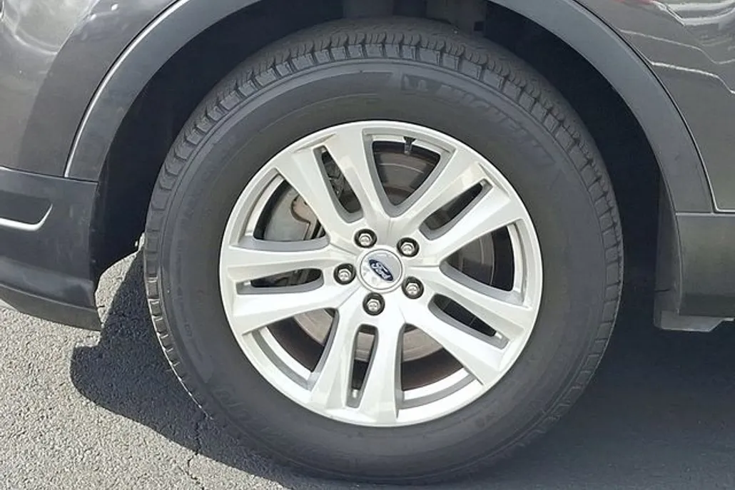 2019 Ford Explorer XLT photo 1