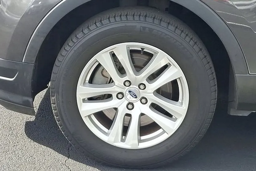 2019 Ford Explorer XLT photo 1