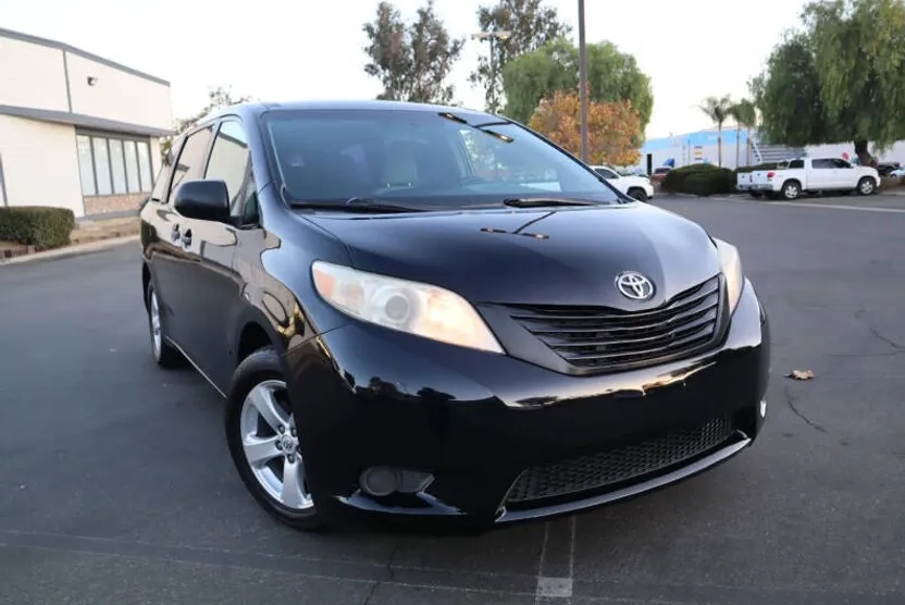 2015 Toyota Sienna L photo 1