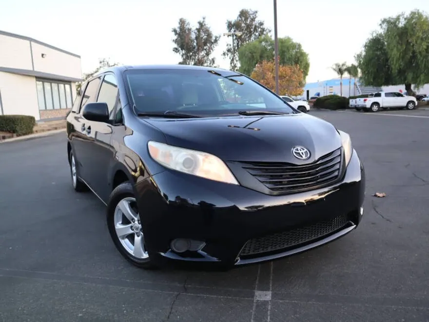2015 Toyota Sienna L photo 1