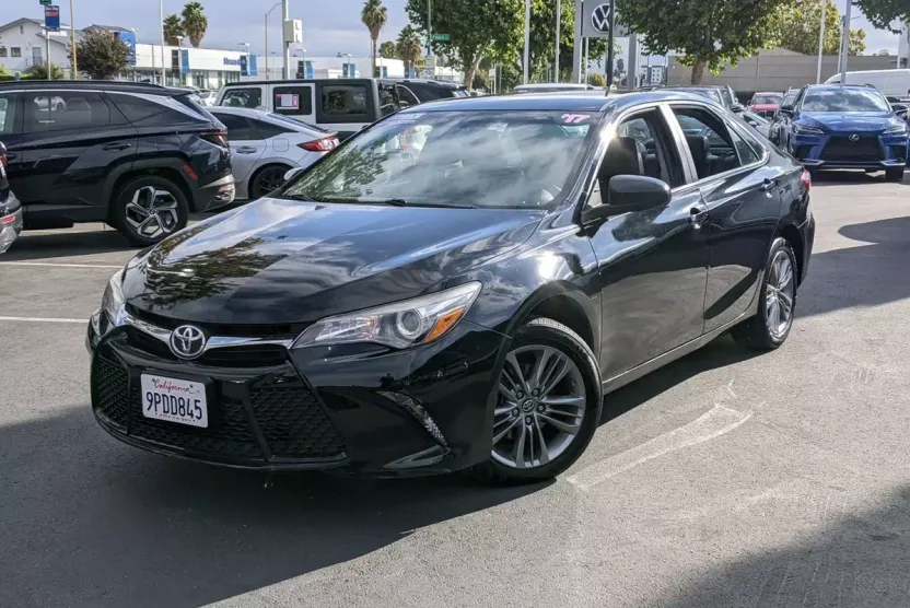 2017 Toyota Camry SE photo 1