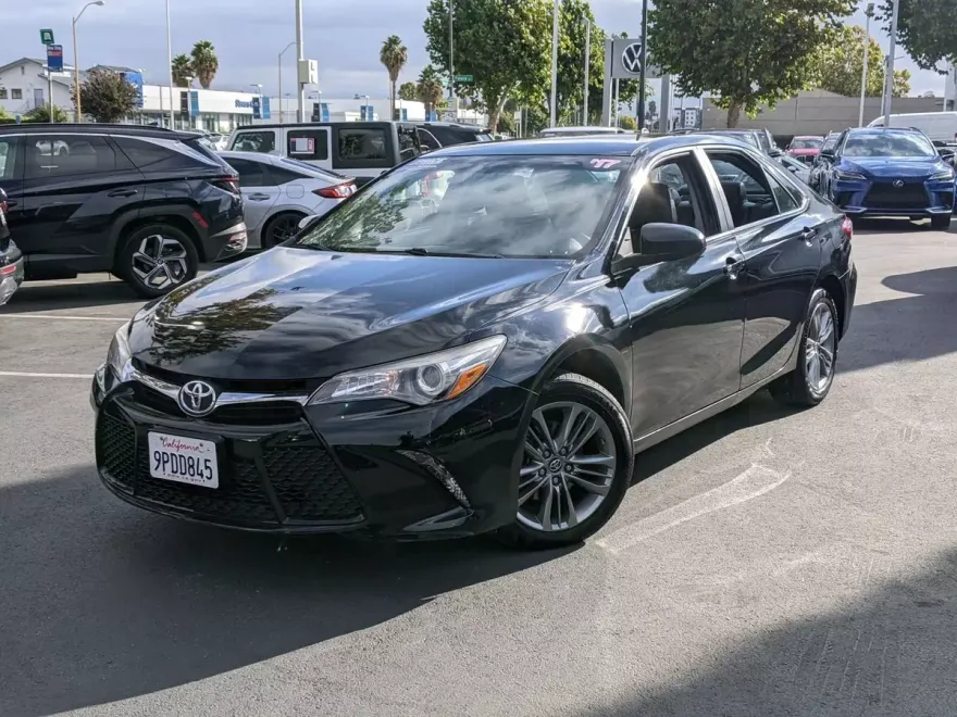 2017 Toyota Camry SE photo 1