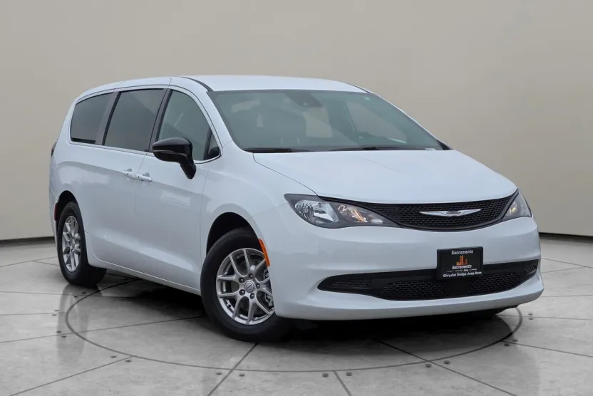 2025 Chrysler Voyager LX photo 1