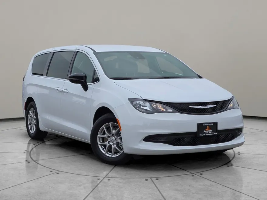 2025 Chrysler Voyager LX photo 1