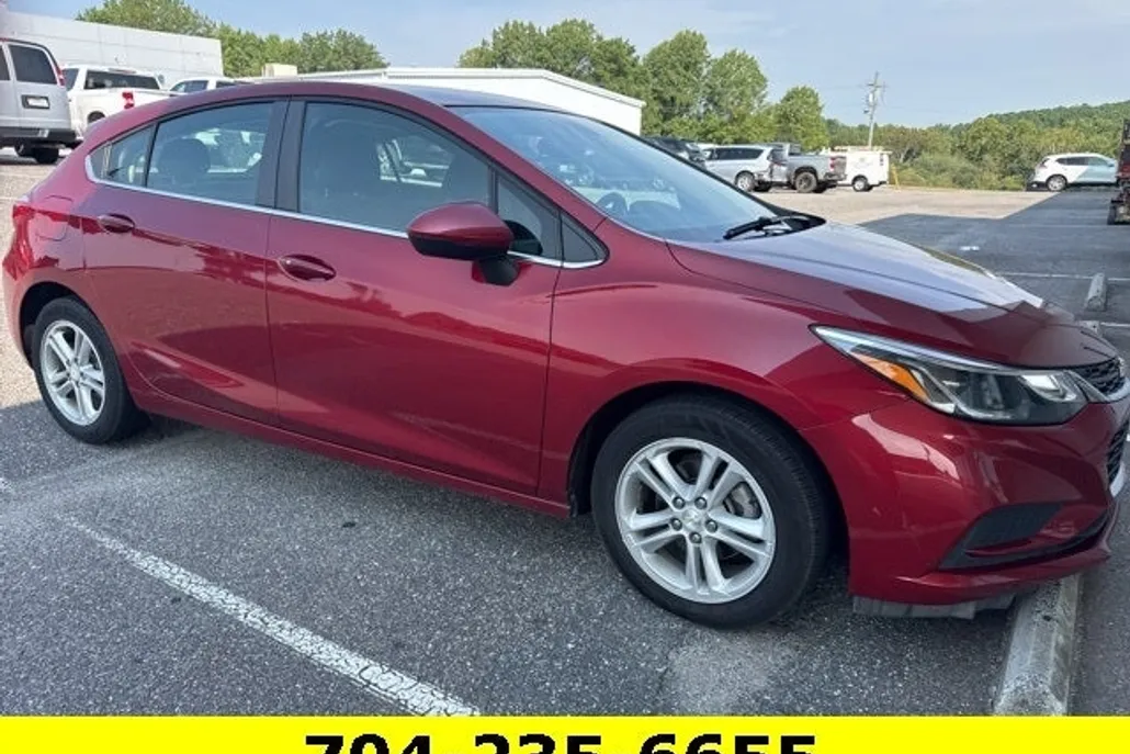 2017 Chevrolet Cruze LT photo 1