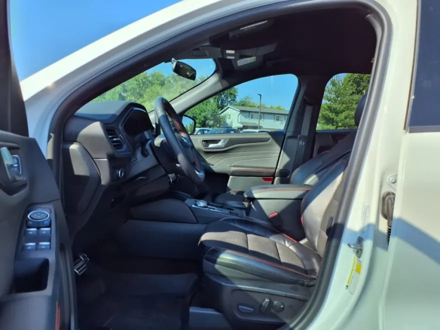 2023 Ford Escape ST-Line photo 1