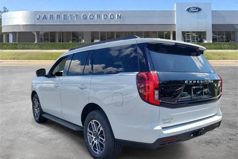 2025 Ford Expedition photo 1
