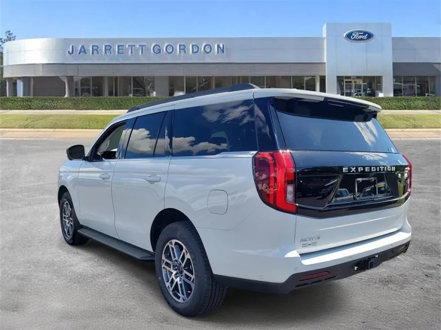 2025 Ford Expedition photo 1