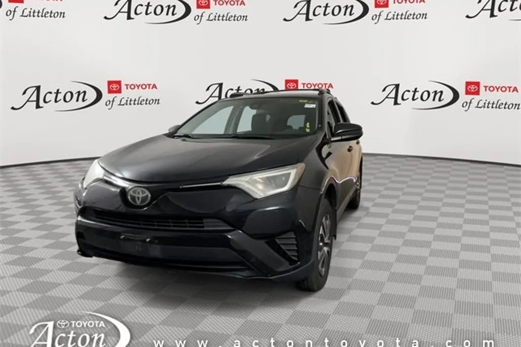 2017 Toyota RAV4 LE photo 1