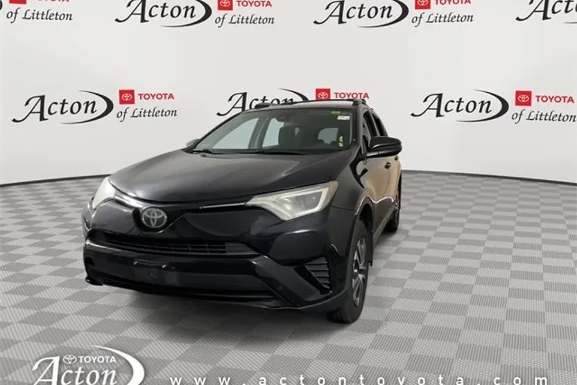 2017 Toyota RAV4 LE photo 1