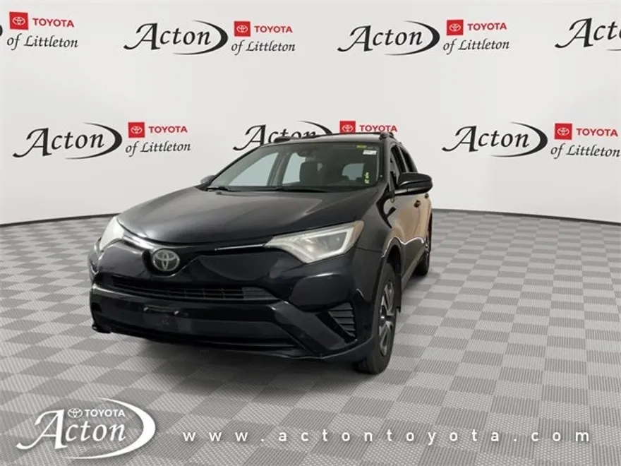 2017 Toyota RAV4 LE photo 1