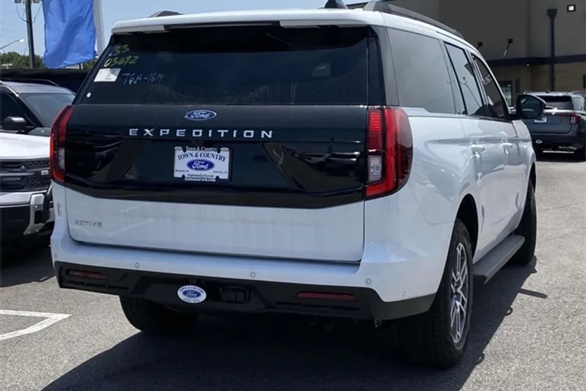 2025 Ford Expedition photo 1