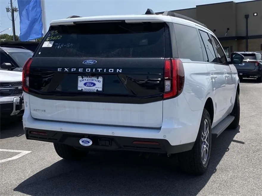 2025 Ford Expedition photo 1