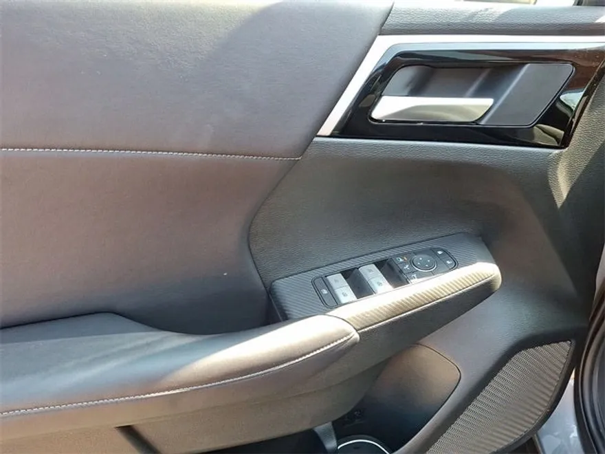 2023 Mitsubishi Outlander PHEV SE photo 1