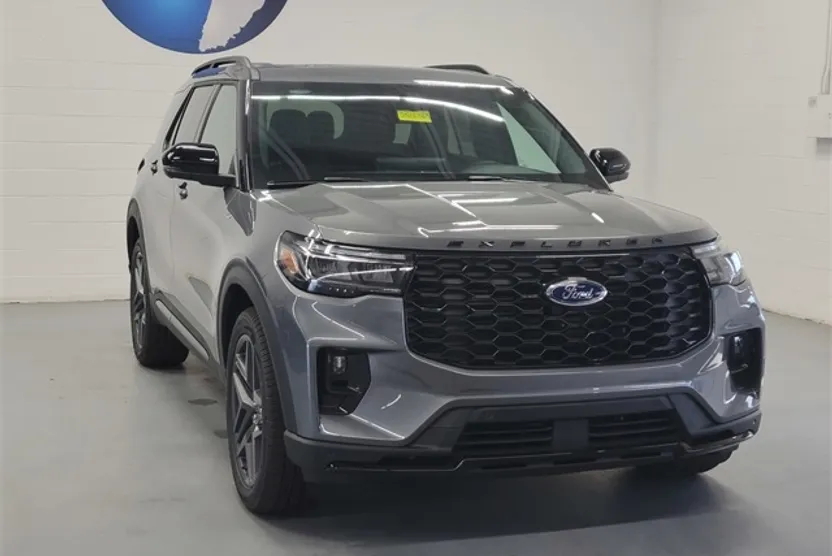 2025 Ford Explorer ST-Line photo 1