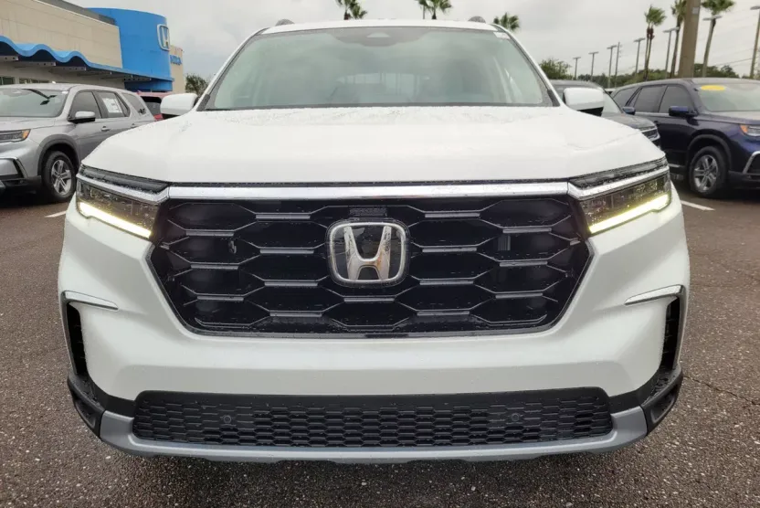 2025 Honda Pilot Touring photo 1
