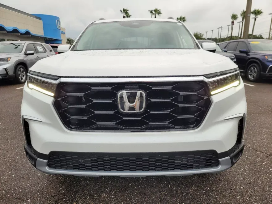 2025 Honda Pilot Touring photo 1