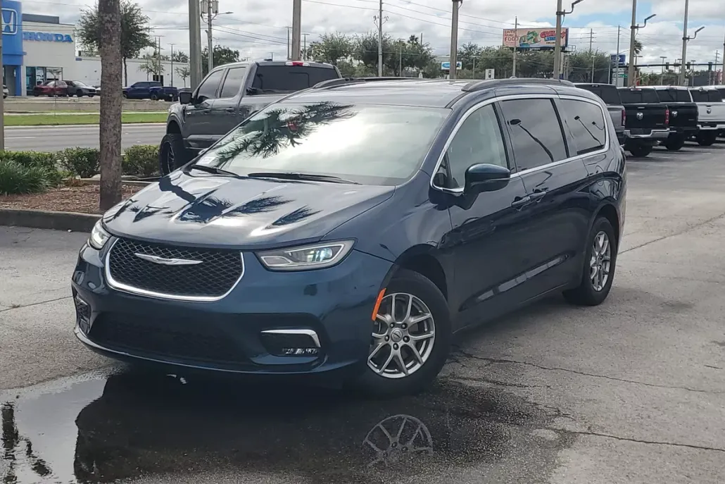 2021 Chrysler Pacifica Touring photo 1