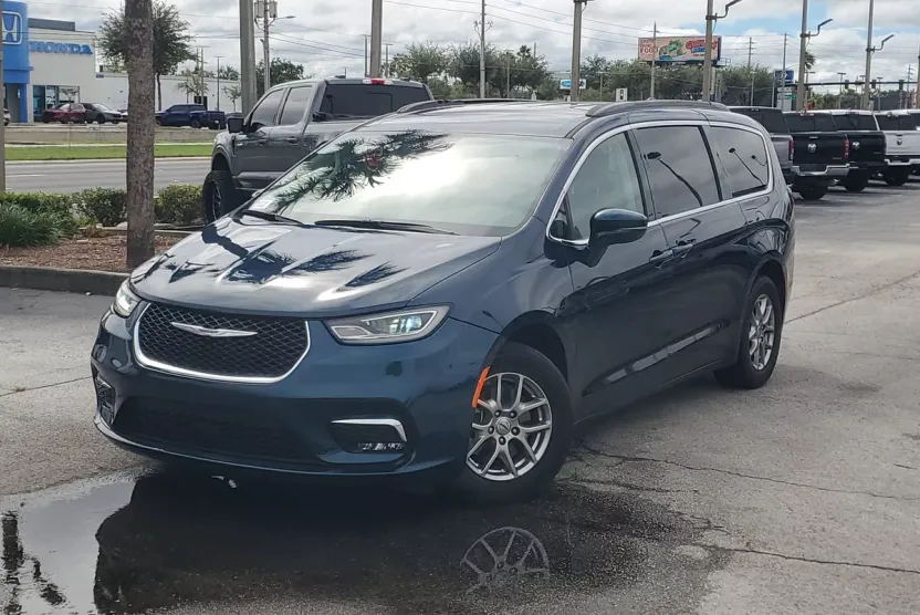 2021 Chrysler Pacifica Touring photo 1