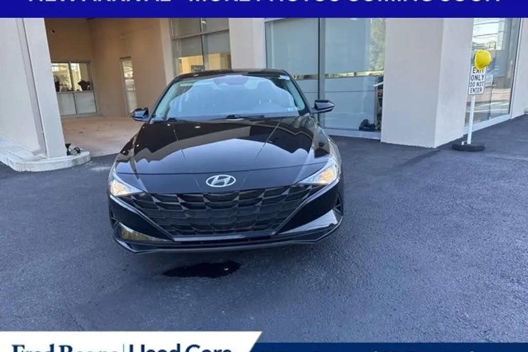 2023 Hyundai Elantra SEL photo 1