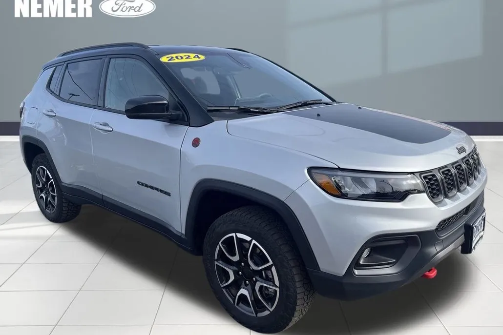 2024 Jeep Compass Trailhawk photo 1