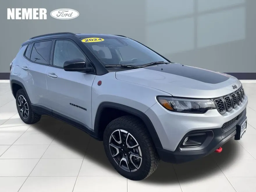 2024 Jeep Compass Trailhawk photo 1