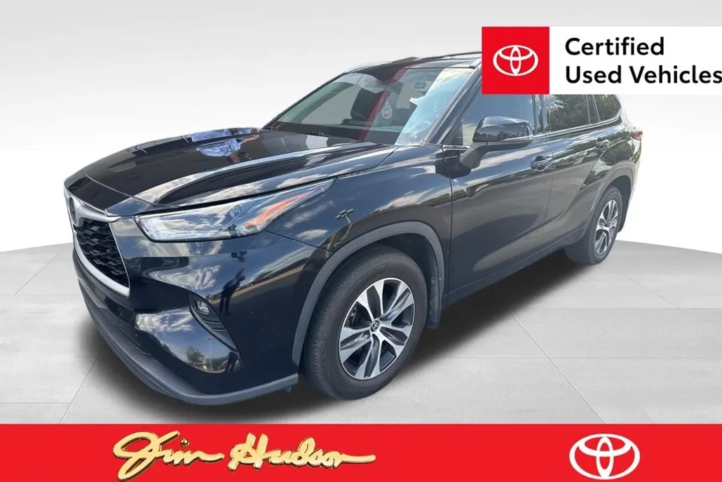 2022 Toyota Highlander LE photo 1