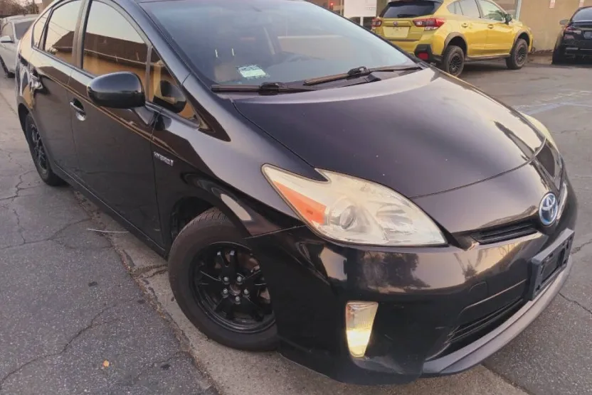 2015 Toyota Prius Three photo 1