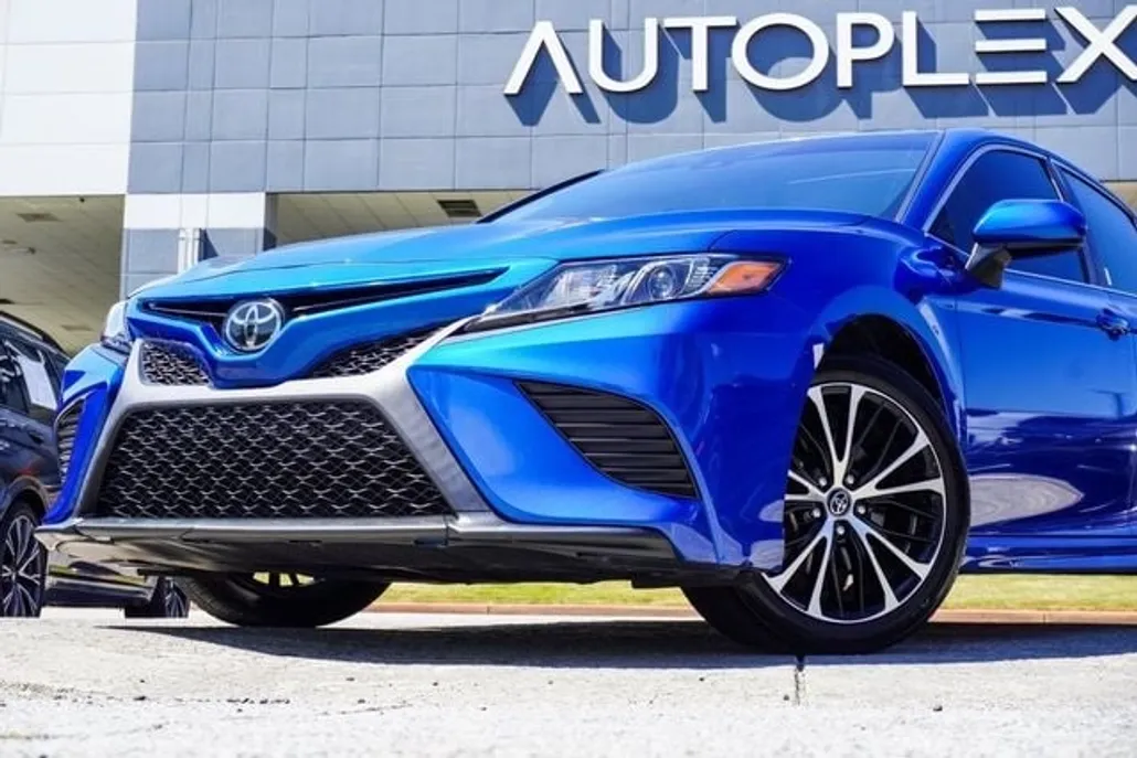 2019 Toyota Camry SE photo 1