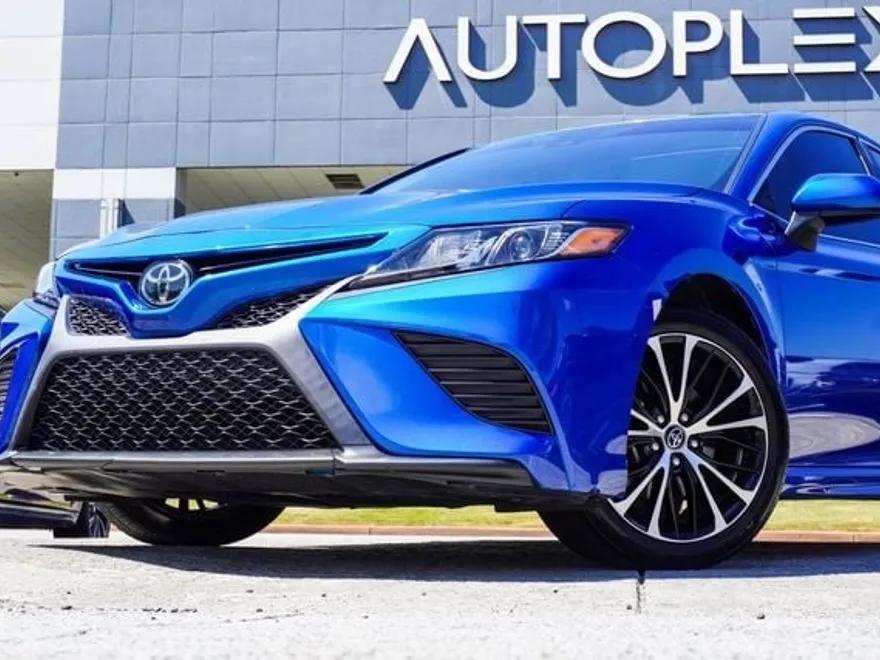 2019 Toyota Camry SE photo 1