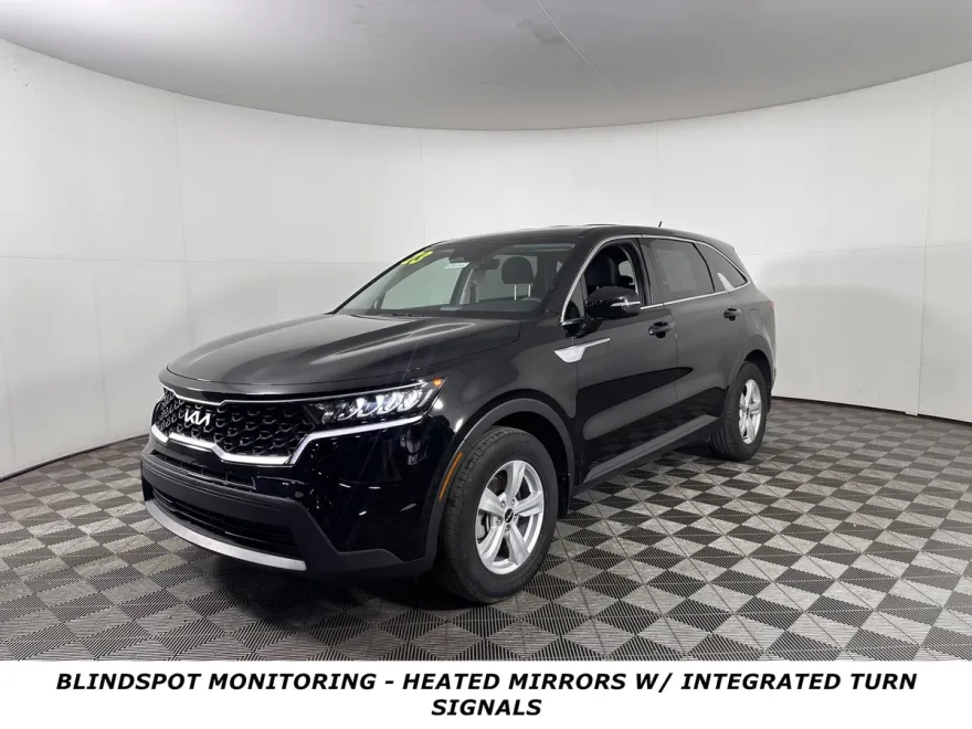 2023 Kia Sorento LX photo 1