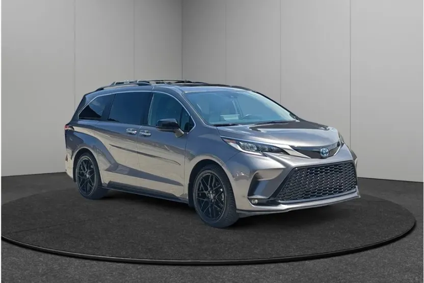 2022 Toyota Sienna XSE photo 1