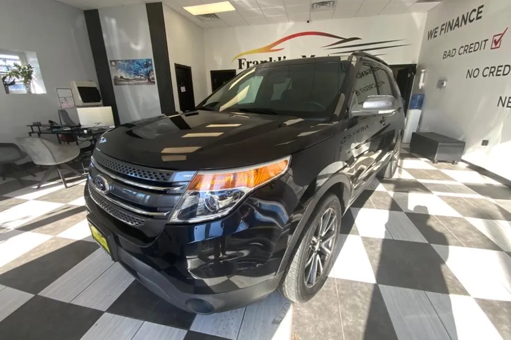 2015 Ford Explorer XLT photo 1