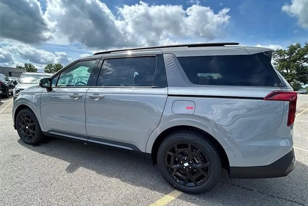 2025 Kia Carnival SX photo 1