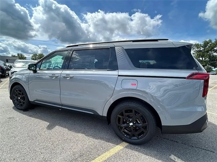 2025 Kia Carnival SX photo 1