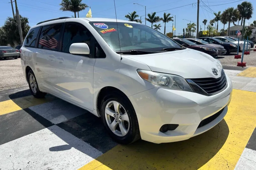2011 Toyota Sienna LE photo 1