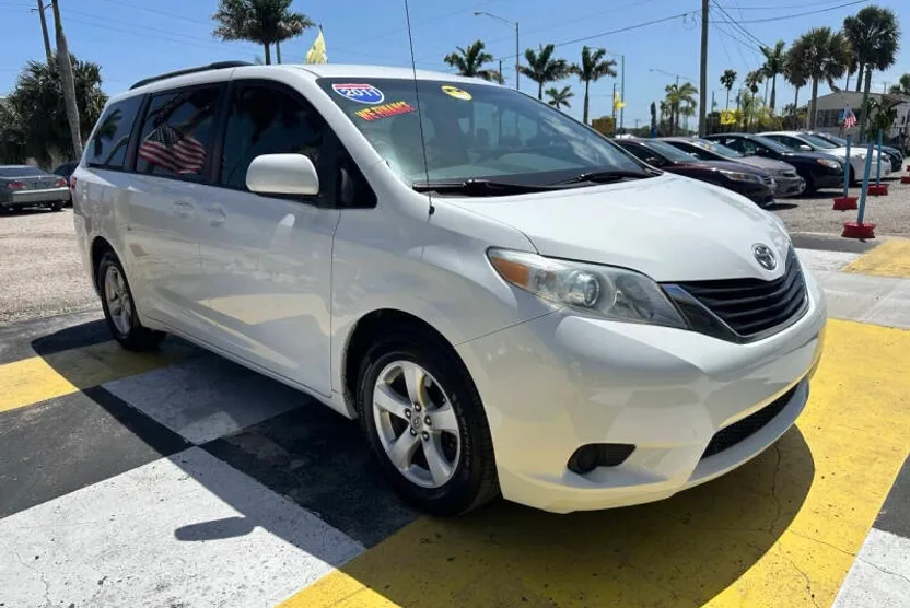 2011 Toyota Sienna LE photo 1