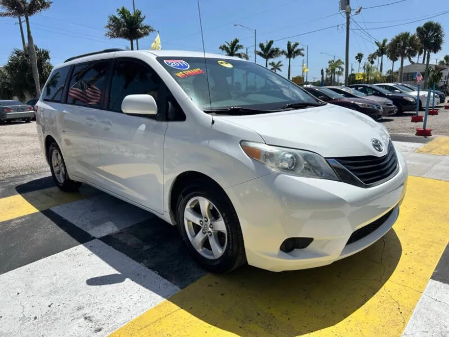 2011 Toyota Sienna LE photo 1