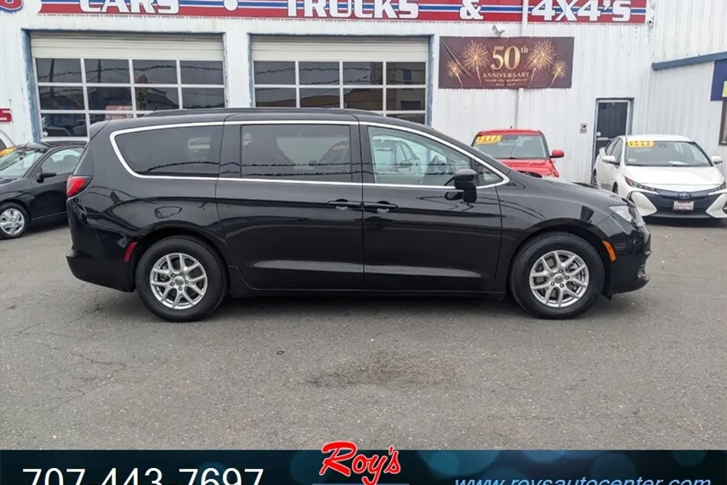 2021 Chrysler Voyager LXi photo 1