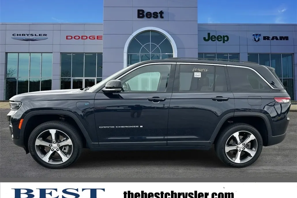 2023 Jeep Cherokee Base photo 1