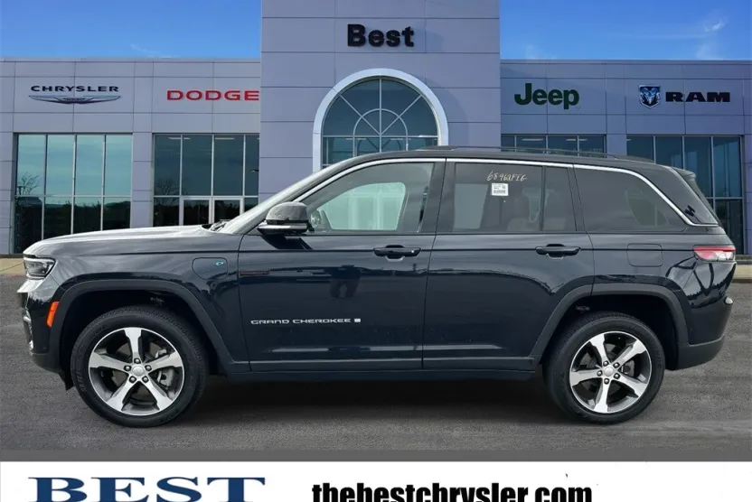 2023 Jeep Cherokee Base photo 1