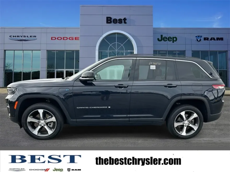2023 Jeep Cherokee Base photo 1
