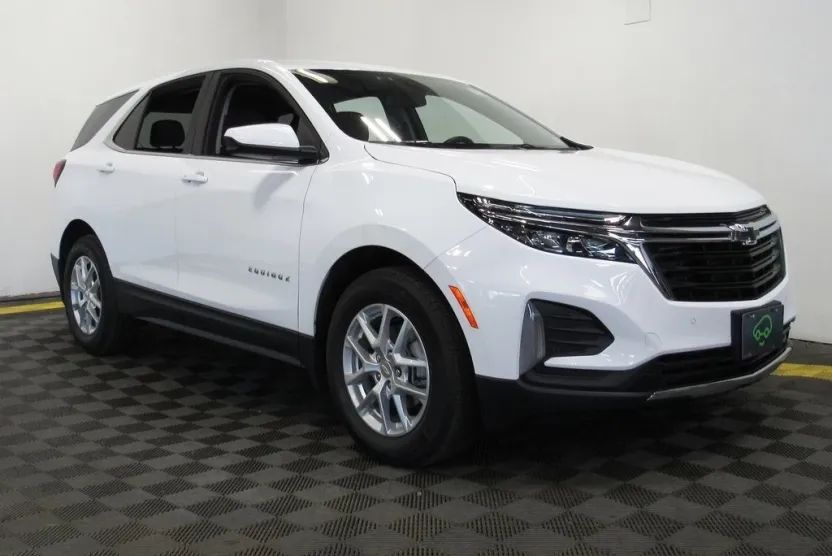2024 Chevrolet Equinox LT photo 1