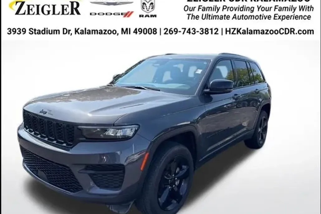 2023 Jeep Grand Cherokee Laredo photo 1