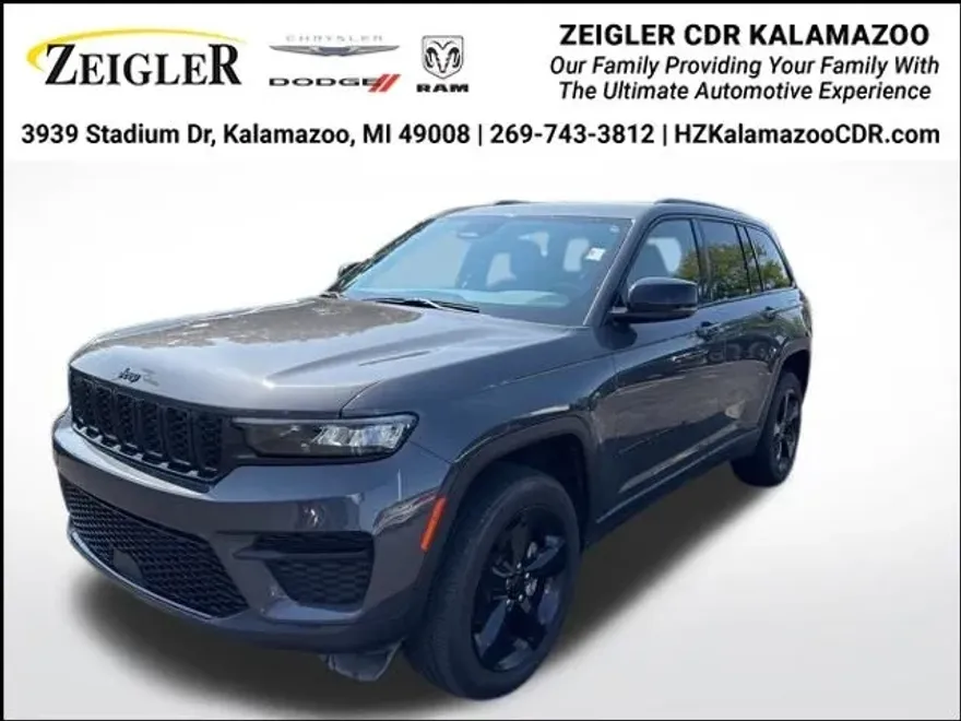 2023 Jeep Grand Cherokee Laredo photo 1