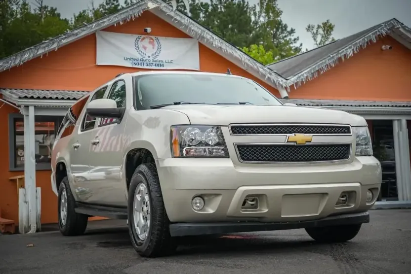 2013 Chevrolet Suburban LT photo 1