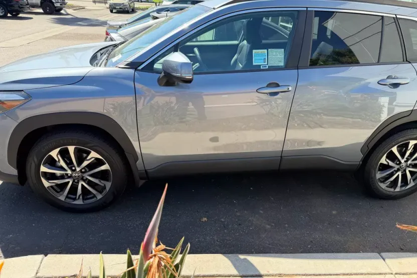 2022 Toyota Corolla Cross XLE photo 1