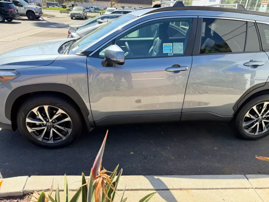 2022 Toyota Corolla Cross XLE photo 1